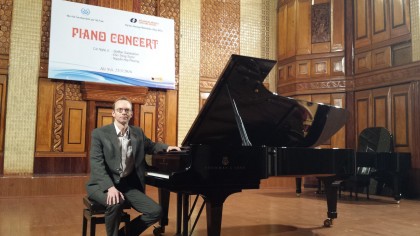 Staffan Sandström pianist ger en koncert i Hanoï, HanoÏ konservatoriet