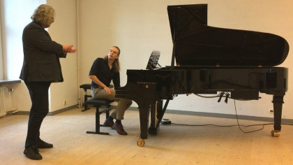 MDH : Pianoklassen Kammarmusikprogram fick besök av konsertpianist Bengt-Åke Lundin